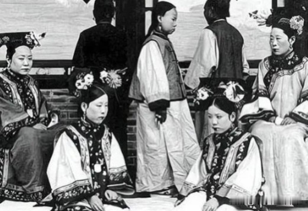 1903年，慈禧将19岁的贴身宫女，嫁给60岁的老太监。洞房花烛夜，老太监一把扯