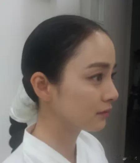 金泰熙作为韩国娱乐圈的顶级美女，她的家世好，修养好，学历好，性格好，可以说在她的