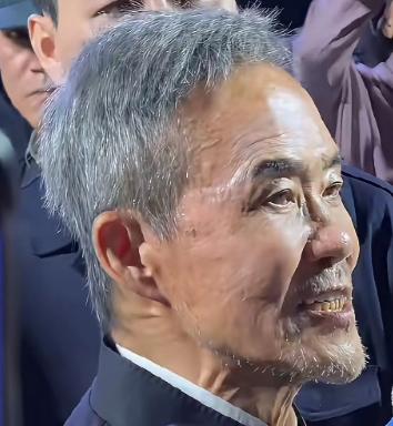 梨花不服老，75岁王石不走寻常路，在健身房中疯狂锻炼。同龄人走不动道的同时，