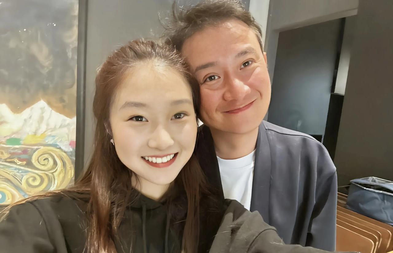 淡出公众视野的文章，突然登上热搜榜，父女俩依偎在一起十分温馨好久没在公众视野里