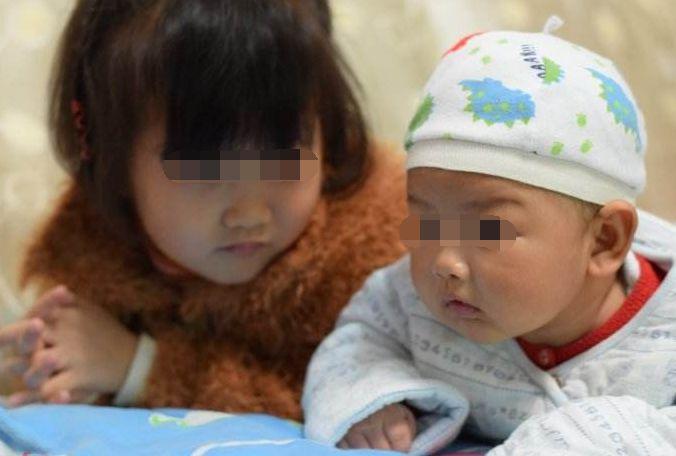 妈妈内急上厕所, 让姐姐照顾二胎弟弟