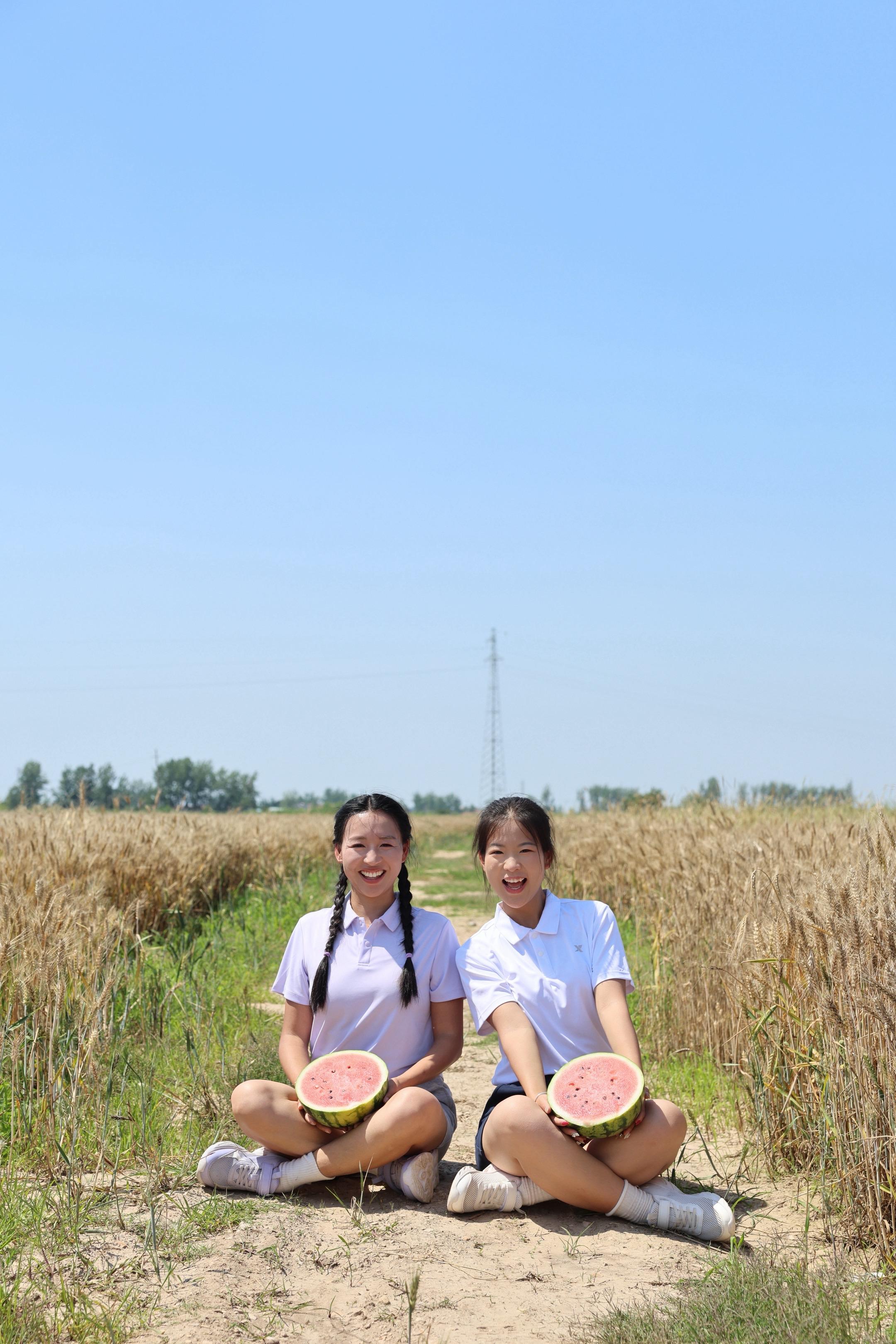 又是一年麦子熟啦🌾到不了适合远方，那就去麦田吧！和嫂子姐拍一组麦田大...