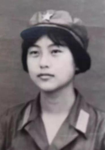 1982年，一女飞行员驾驶运输机从张家口机场起飞，当飞机爬到700米高空时，一架