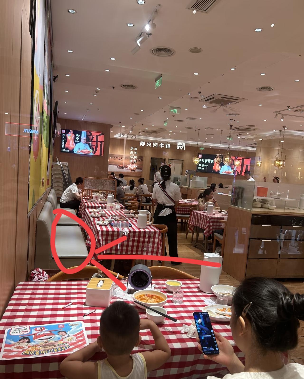 我妹妹在西贝当服务员，最近老听她念叨店里的事儿。她说都是罗永浩那事儿闹的，没