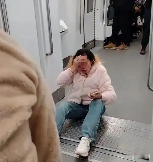 上海地铁“爱心座”风波：大妈掀帽戳头引众怒近日，上海地铁11号线花桥站早高峰