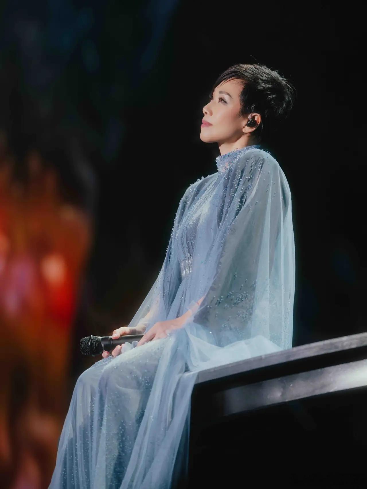 林忆莲上海站，回响终章哭了林忆莲上海演唱会开了，四场连着来。10月10日、11日
