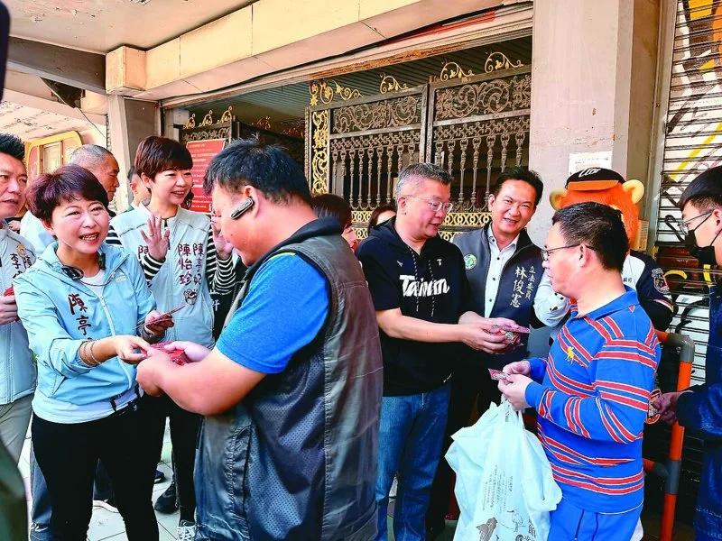 台南市长初选后首同台，陈亭妃、林俊宪互动少台湾中华职棒大联盟会长蔡其昌昨到台南