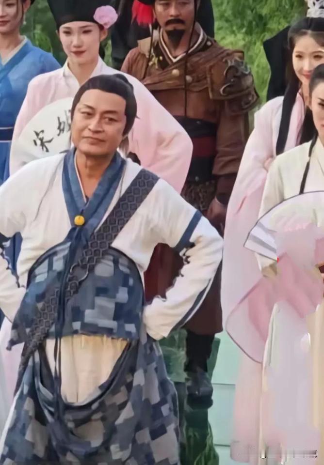 马景涛31年后再次饰演张无忌，近日，在大宋古城的马景涛再次以张无忌扮相进行表演，