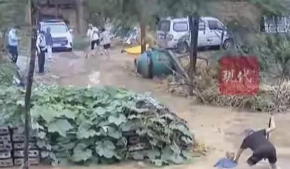 积水中的冷漠：这张民警旁观老人挣扎的照片，该给全国公务员敲响警钟！