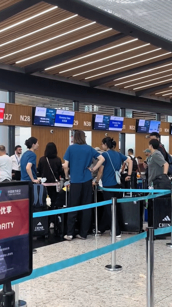 中国女排2026年世界男排联赛有网友在土耳其机场偶遇中国女排，同机返回北京