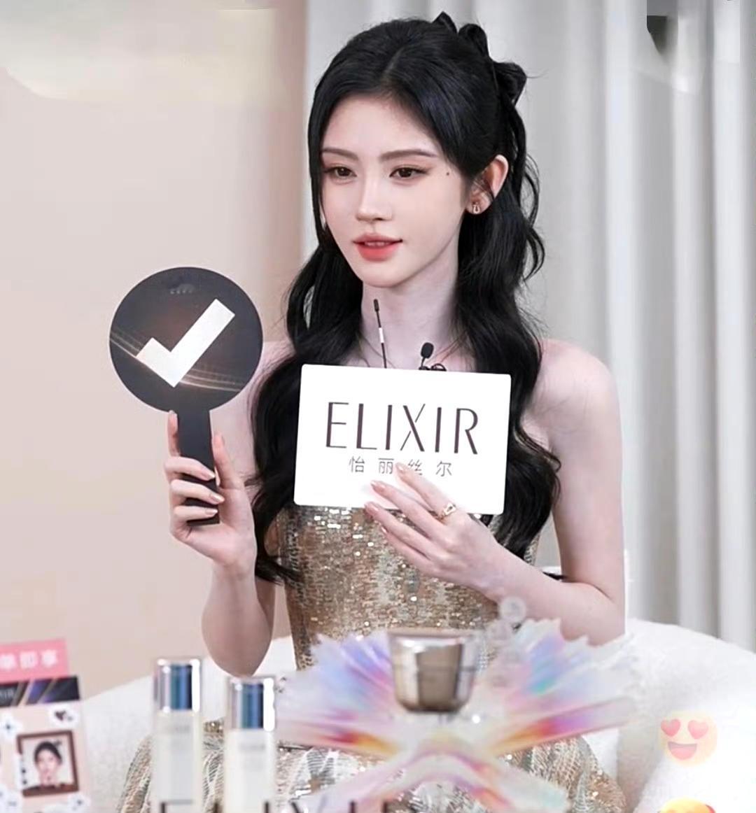 鞠婧祎直播来了，公主妆造亮片裙，生图状态依旧这么好，随手一截都这么美。鞠婧祎