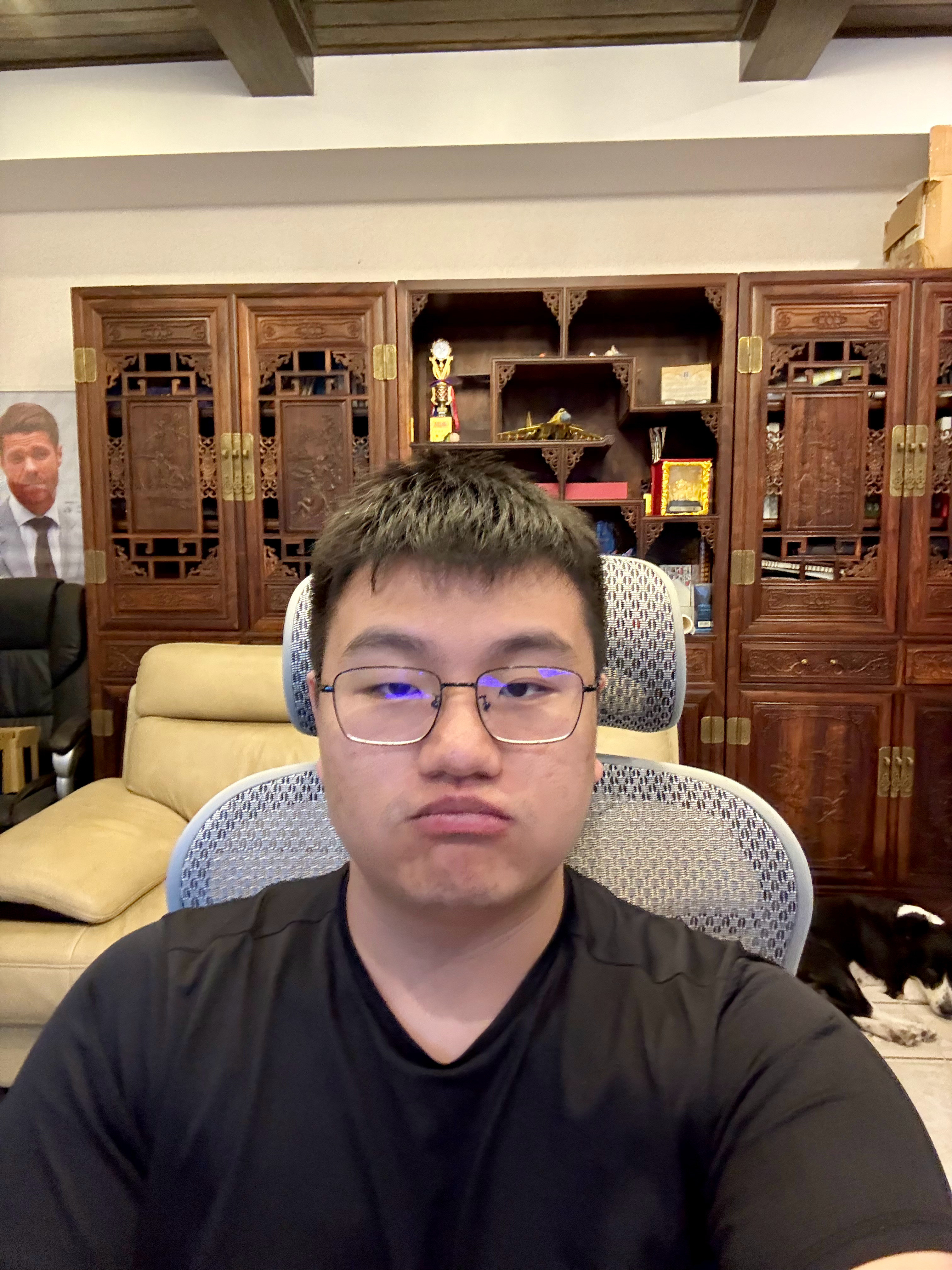我终于露脸啦，解脱了深夜自曝一下，我长这样…希望不要掉太多粉丝（iPhone原相
