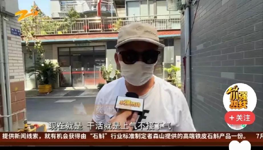 浙江杭州，保安在KTV值班，撞见一对男女打架，他赶紧上前抱住男子劝架，保安松开男