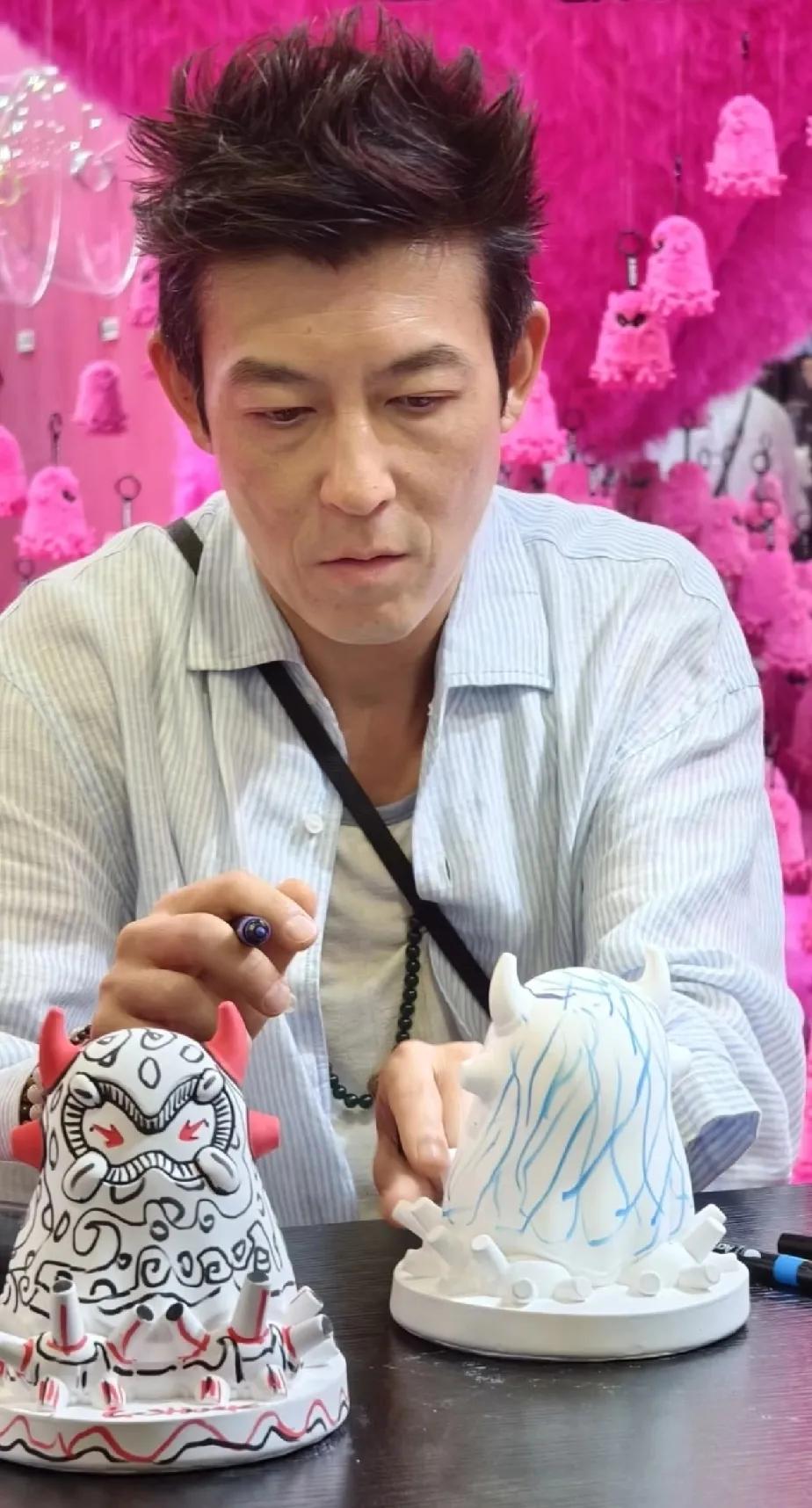 以后谁再说陈老师老了，我跟谁急！这发量已经赢了大部分的90后，脸部状态比同