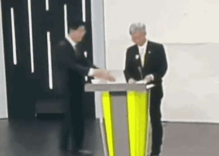 韩国大选候选人当场翻脸，为啥？韩国大选辩论赛上，那场面简