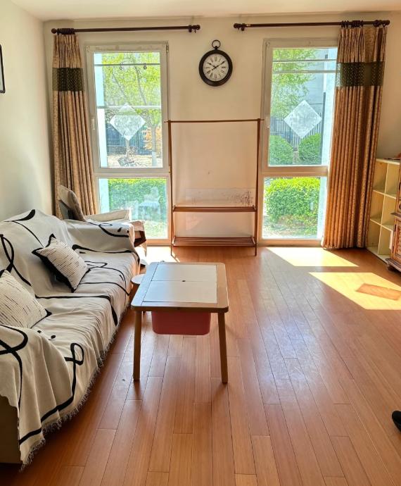 闺蜜一看到样板间就走不动道儿了，拉着我非说这100平的房子看着比她家130平的还