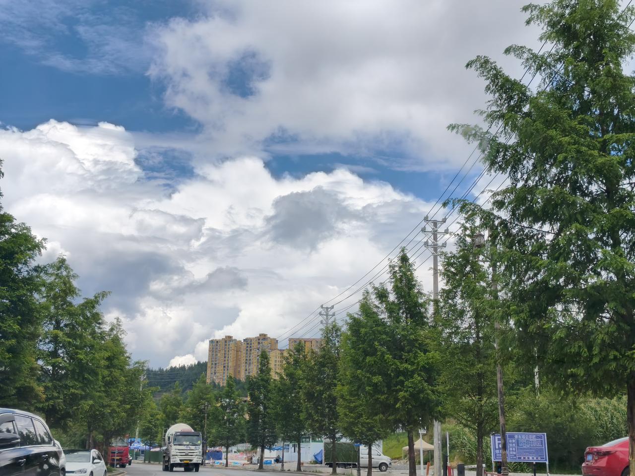 重庆万州苏马荡避暑的地方真的很人性化，物价是第一等大事，昨天上来看到周边卖玉米的