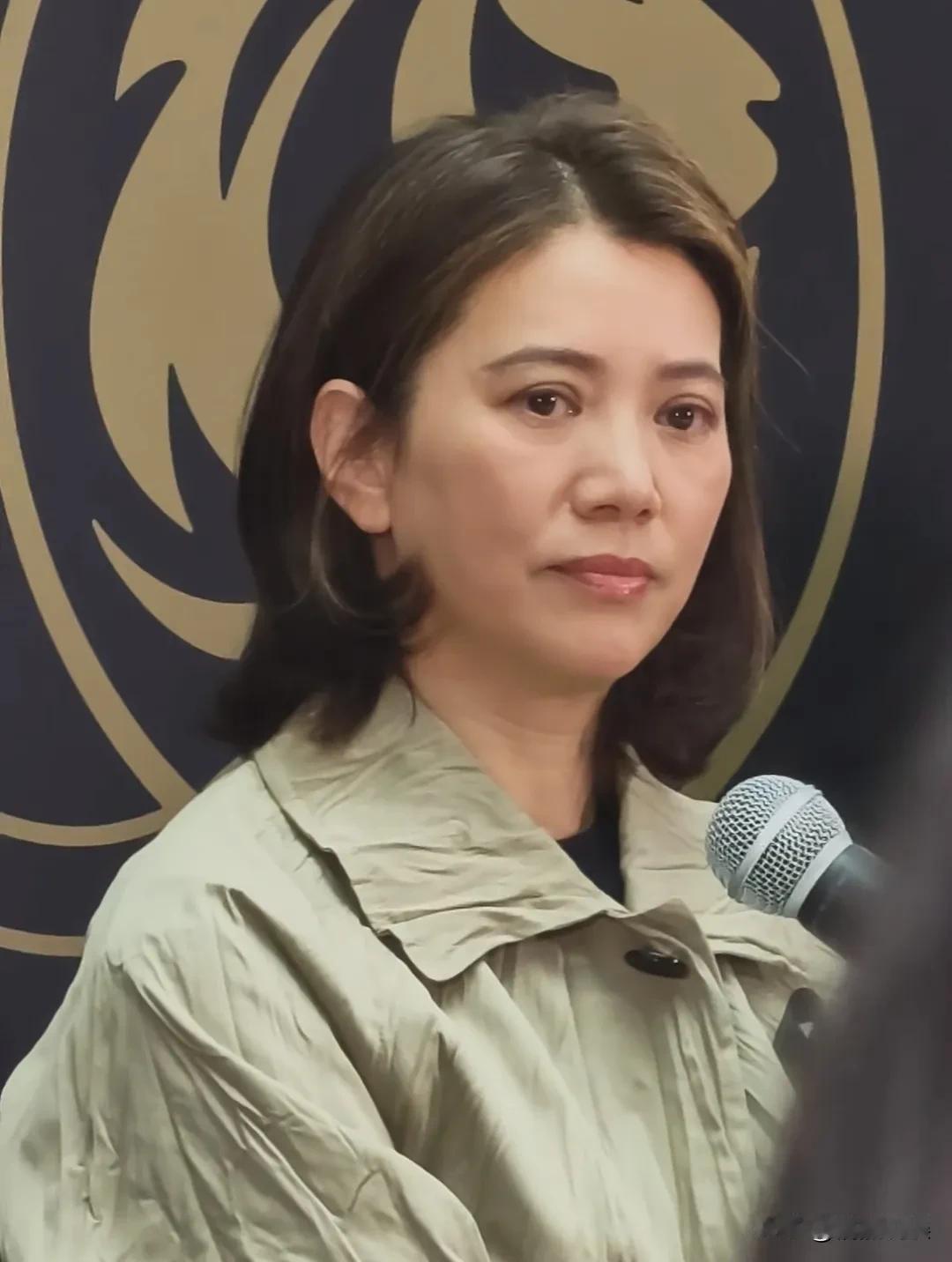 看了袁咏仪的近照，真的没有容貌焦虑了，哪怕年轻时惊艳绝伦的大美人，到了年纪，没有