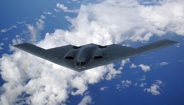 中国能打下B-2吗？美国B-2轰炸机，能神不知鬼不觉的打完伊朗，又飞