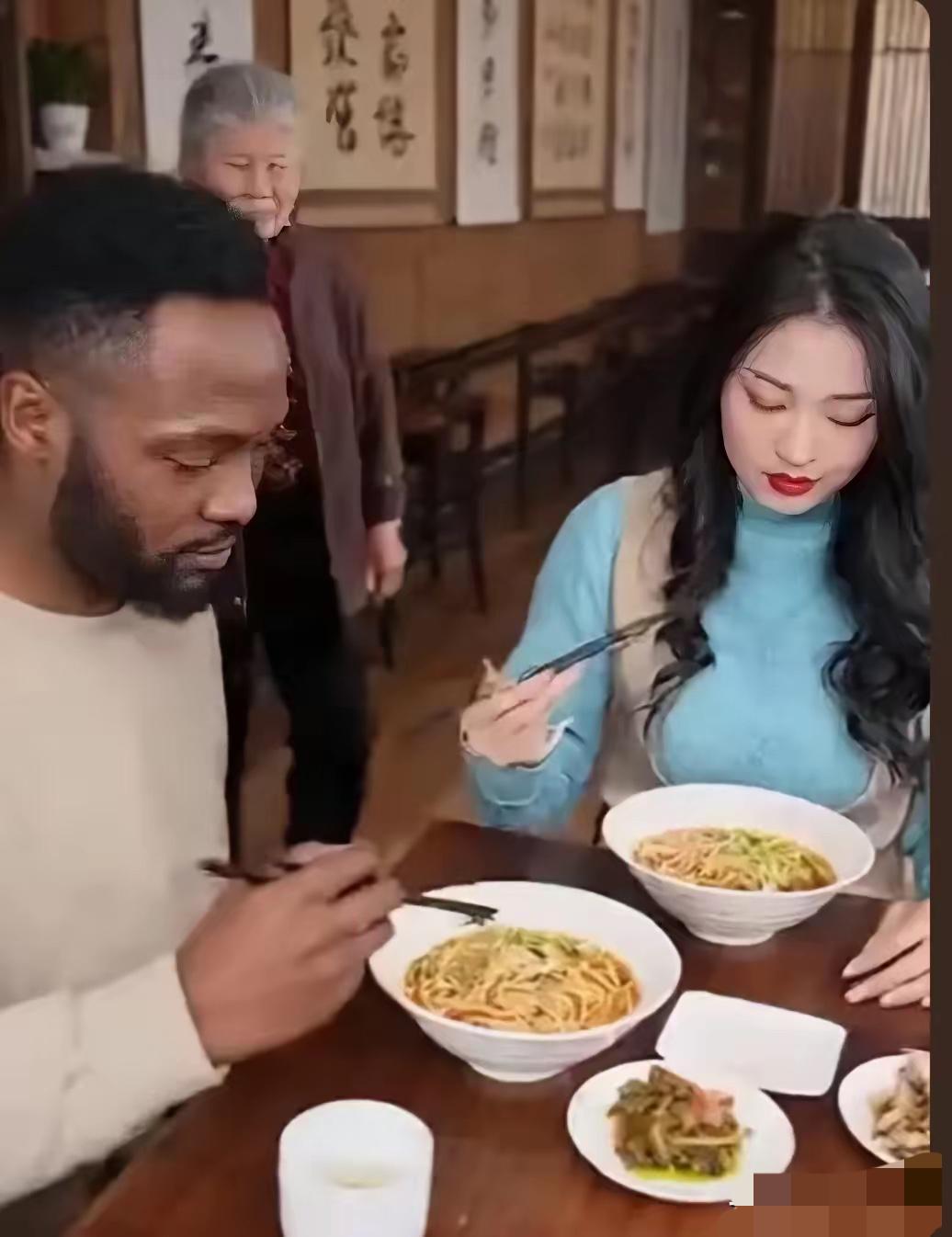 孙女与黑人正在吃饭，被奶奶发现后掀了桌子。她说:你把家里的人都丟尽了，还有脸