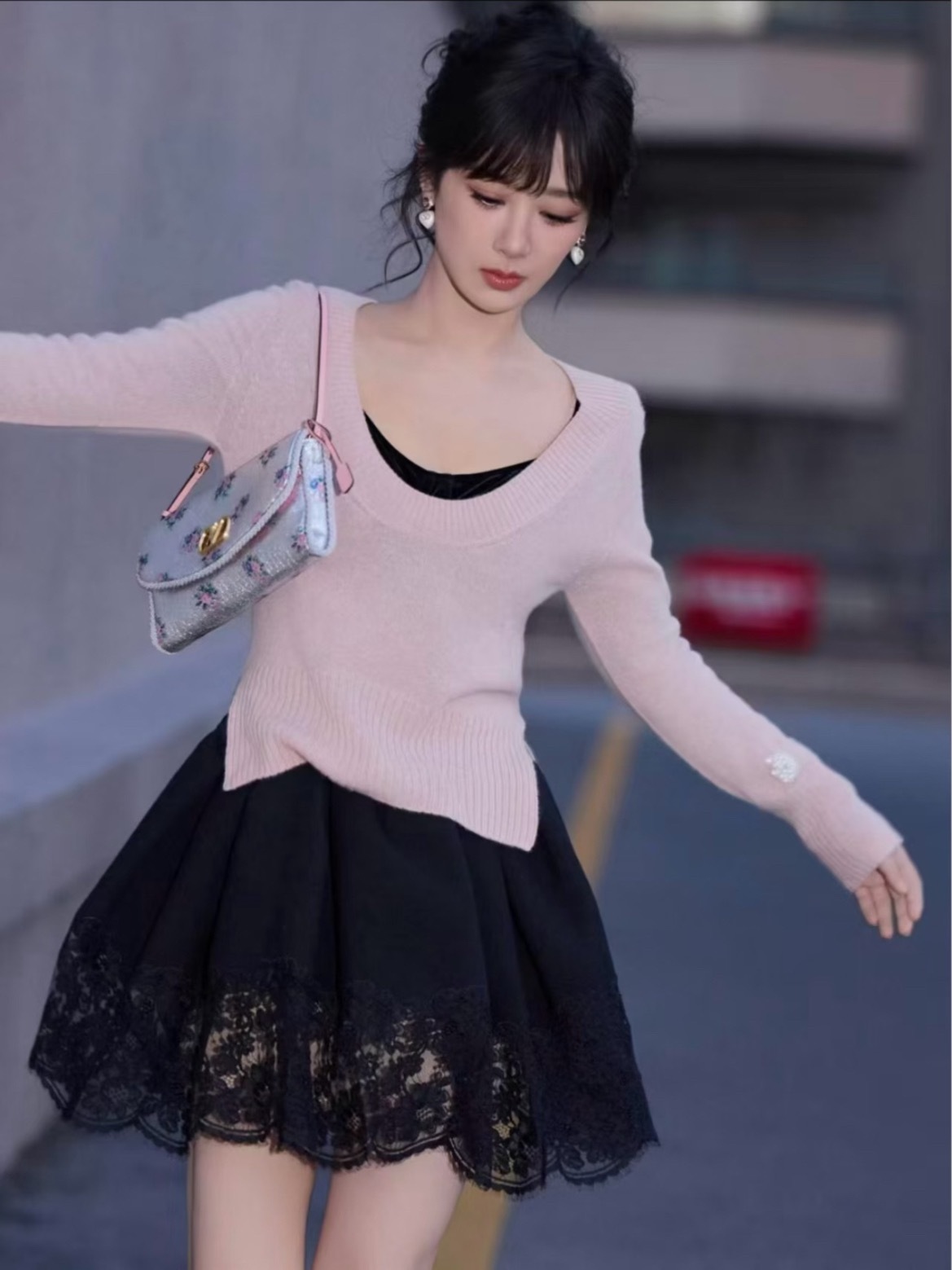 杨紫早秋粉黑甜酷少女氛围感穿搭美翻了