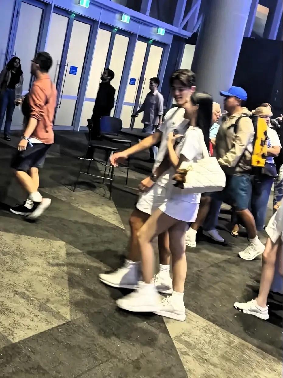 小S二女儿Lily被拍到和朋友在墨尔本，这个男生蛮帅的，个子也很高！小S的三个女