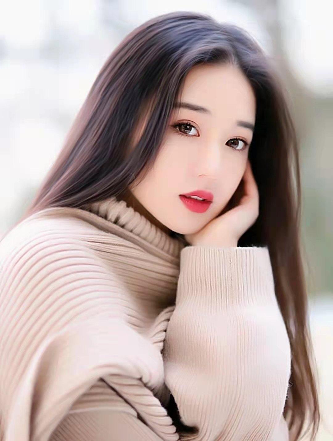 滇中小熬确实担得起温柔二字，那一头长发更是吸睛。柔顺长发不时拂过脸颊，仿佛自带温