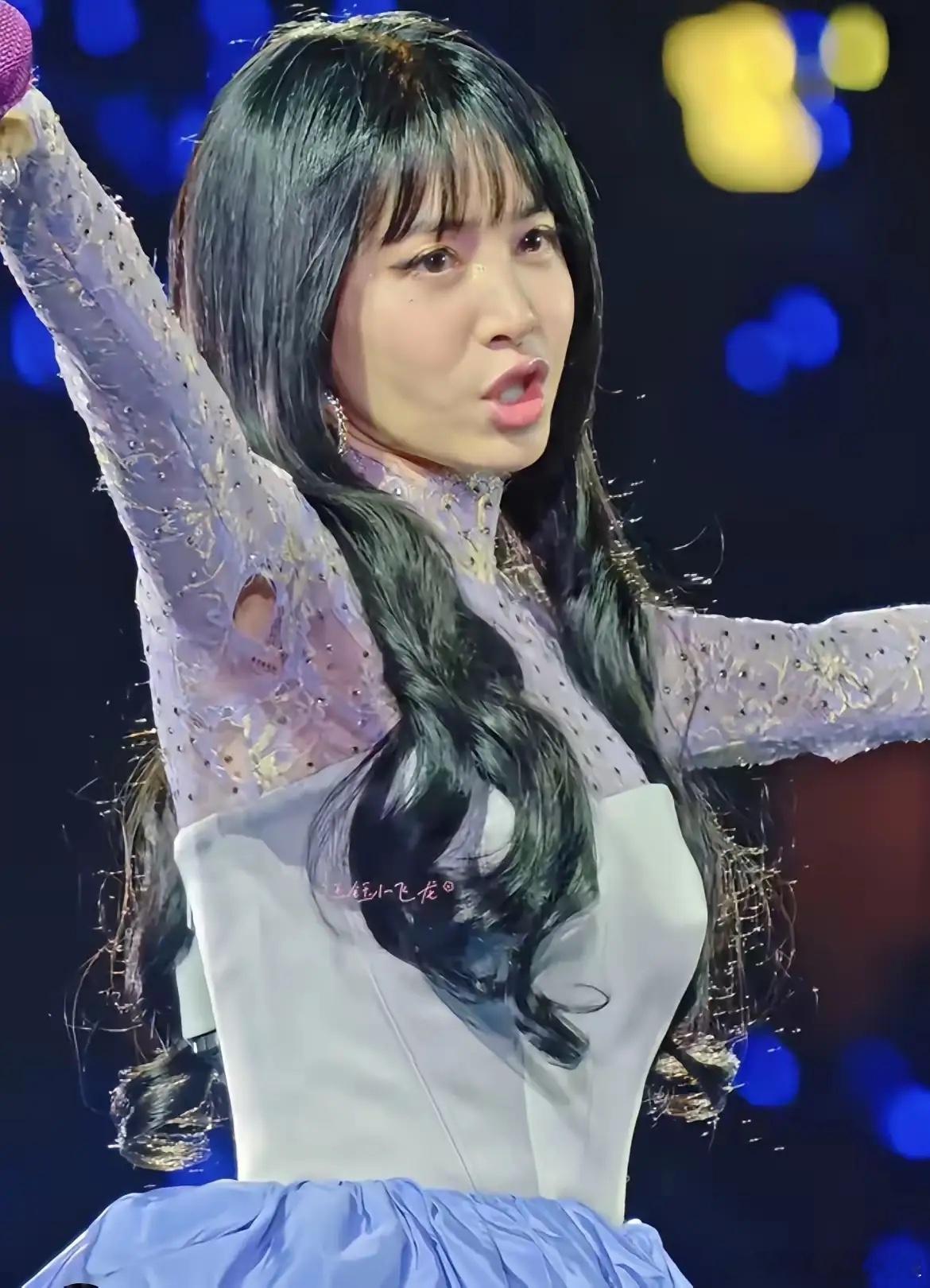 我严重怀疑，蔡依林演唱会衣服破洞不是因为没钱了，也不是服装师没缝好，而是因为她唱