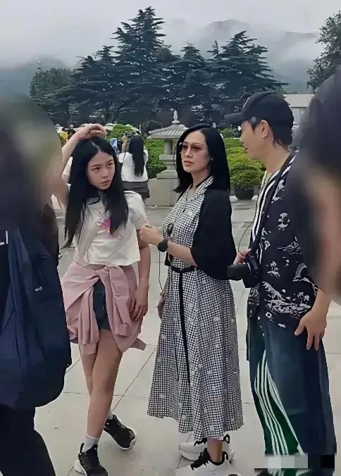 朱茵夫妇近年入住新界偏僻残旧村屋，过上了采菊东篱下悠然见南山的半隐居生活。据