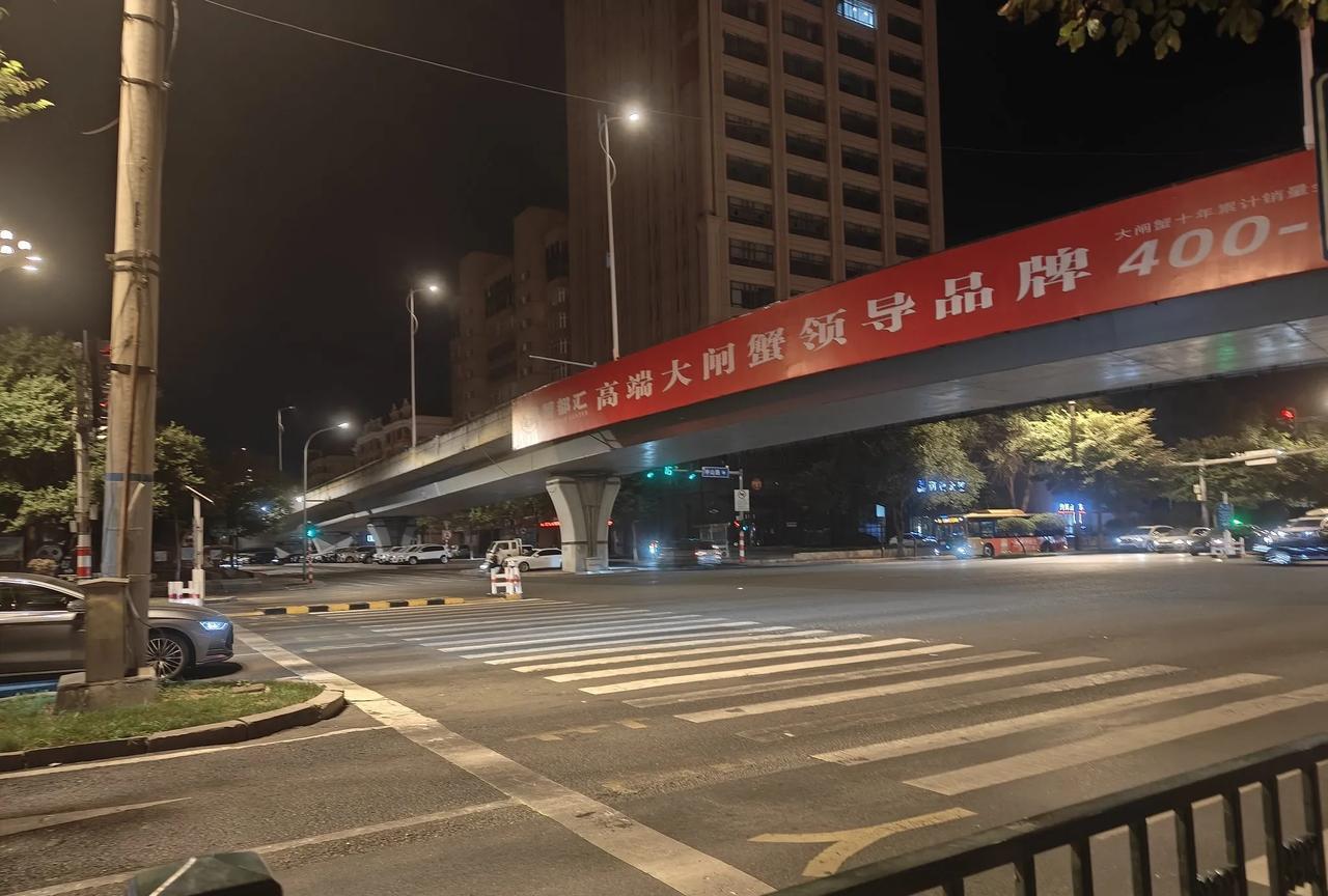这，就是当年六顺岗亭，八九十年代香坊老人都知道这个岗亭。有一年（八十年代）战友