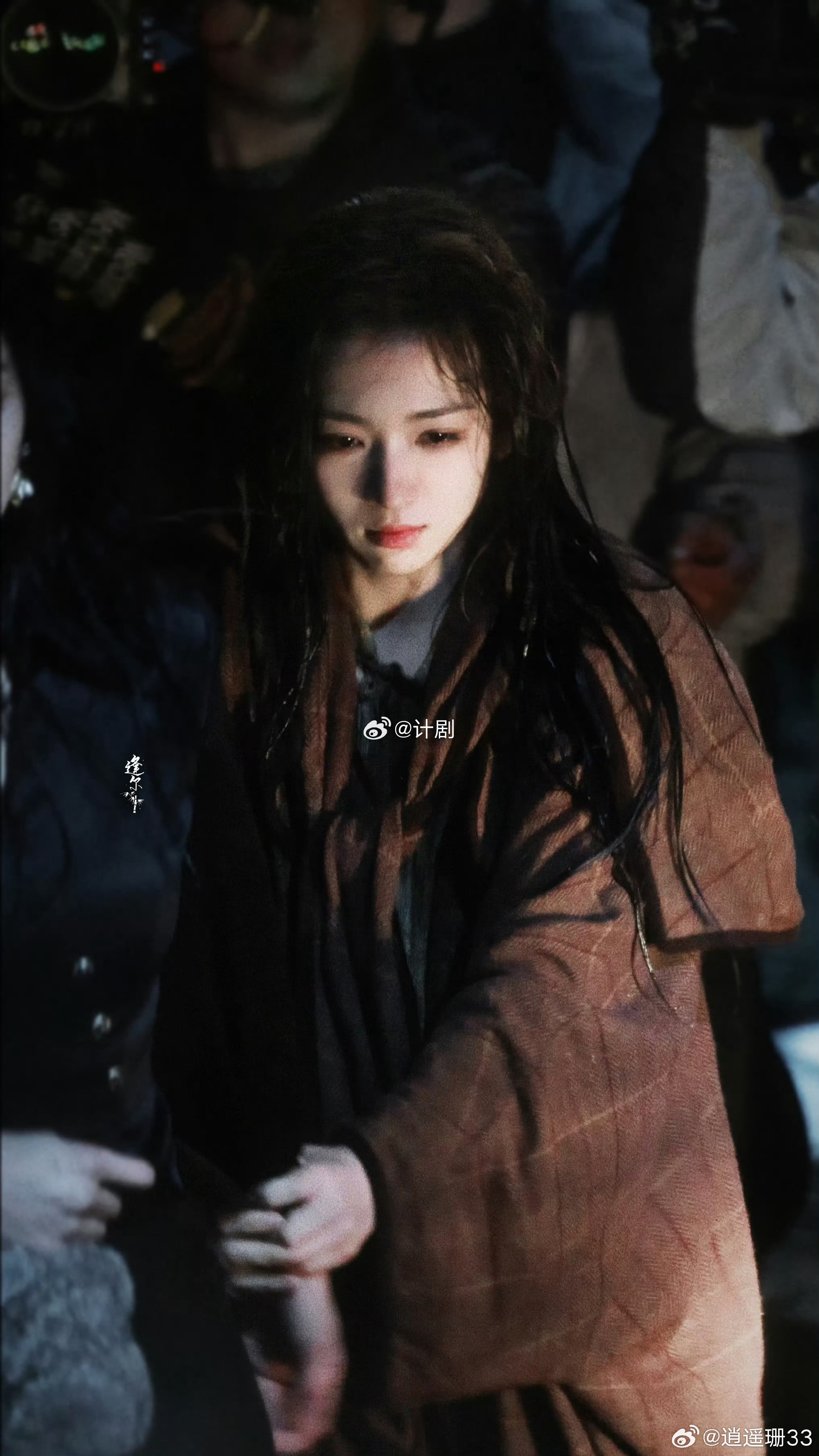 代露娃黏人小狗看完代露娃这段想偷狗了她真的好rua啊，那个眼神太有东西了，水汪