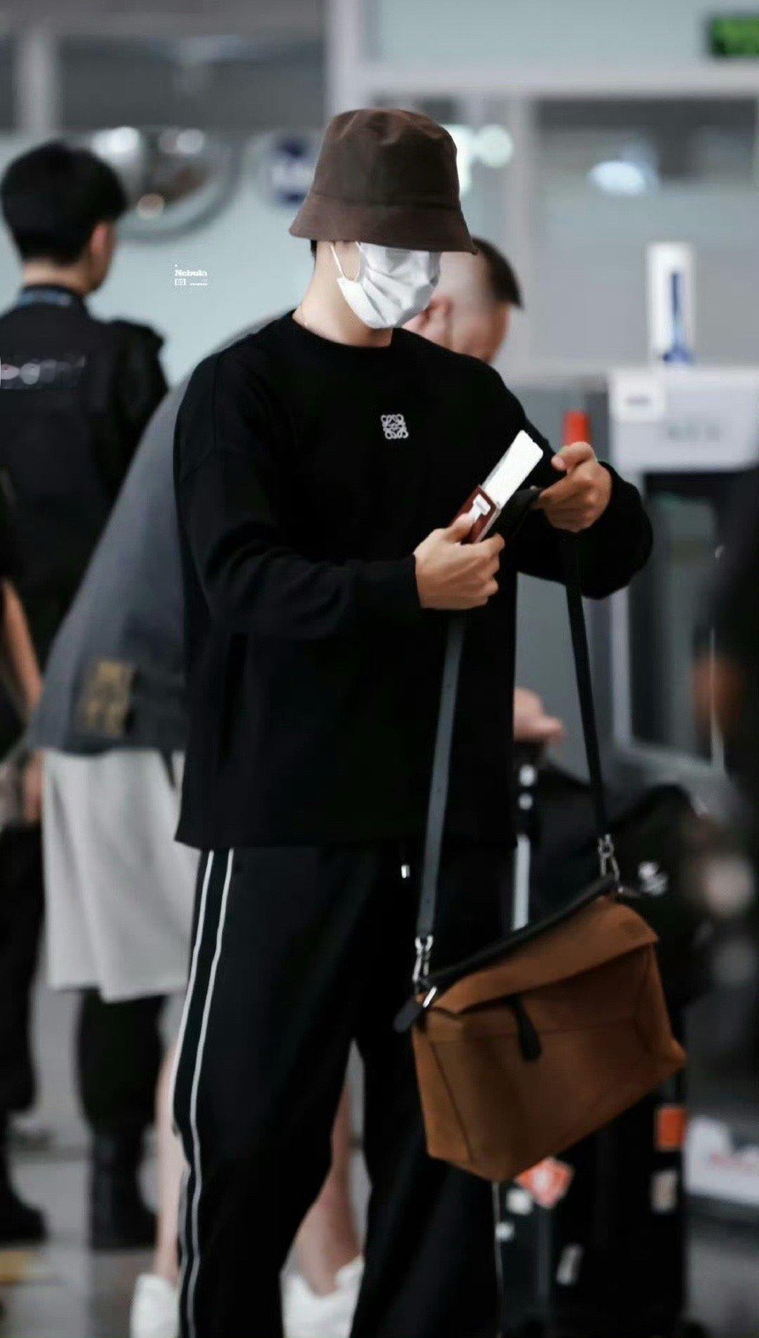 王一博机场图的特点：脸小肩宽腿长又潮又酷。人人都想成为王一博，但王一博独一