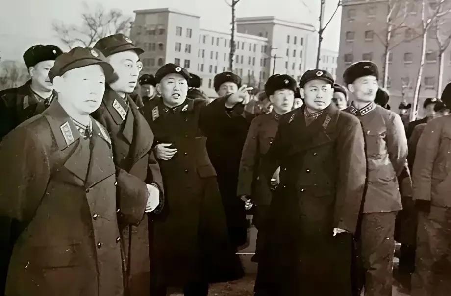 空军大院里的峥嵘旧影1964年2月，空军大院中，彭绍辉、王新亭、刘亚楼、李天佑