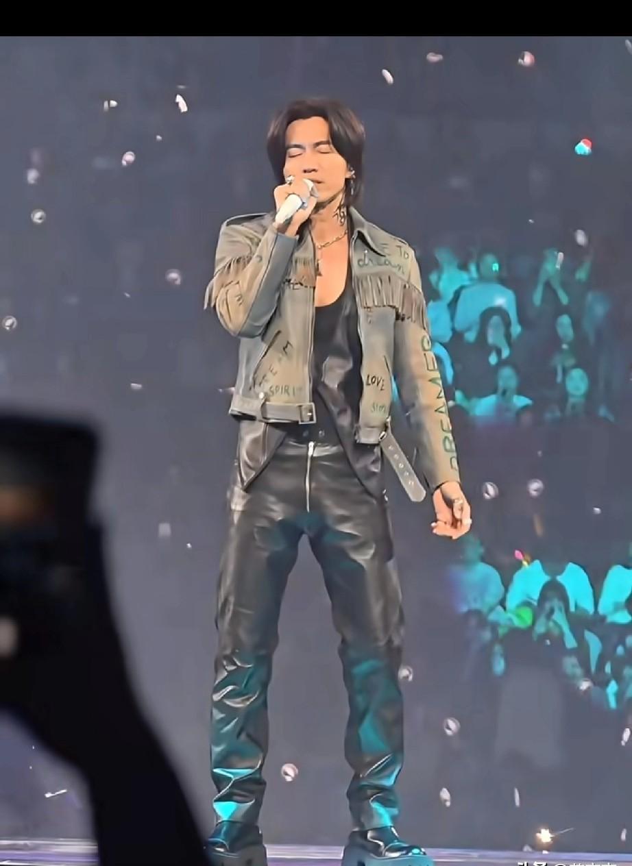 言承旭一条皮裤，炸出了两代人的审美鸿沟。49岁的他，在F4巡演舞台上，拉链皮裤