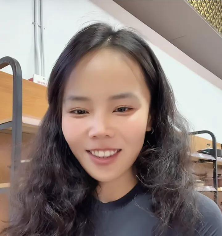 熊磊说现在还没有出结果！卖货也不挣钱，就是比打工稍微强一点！熊磊说炸鸡店是加