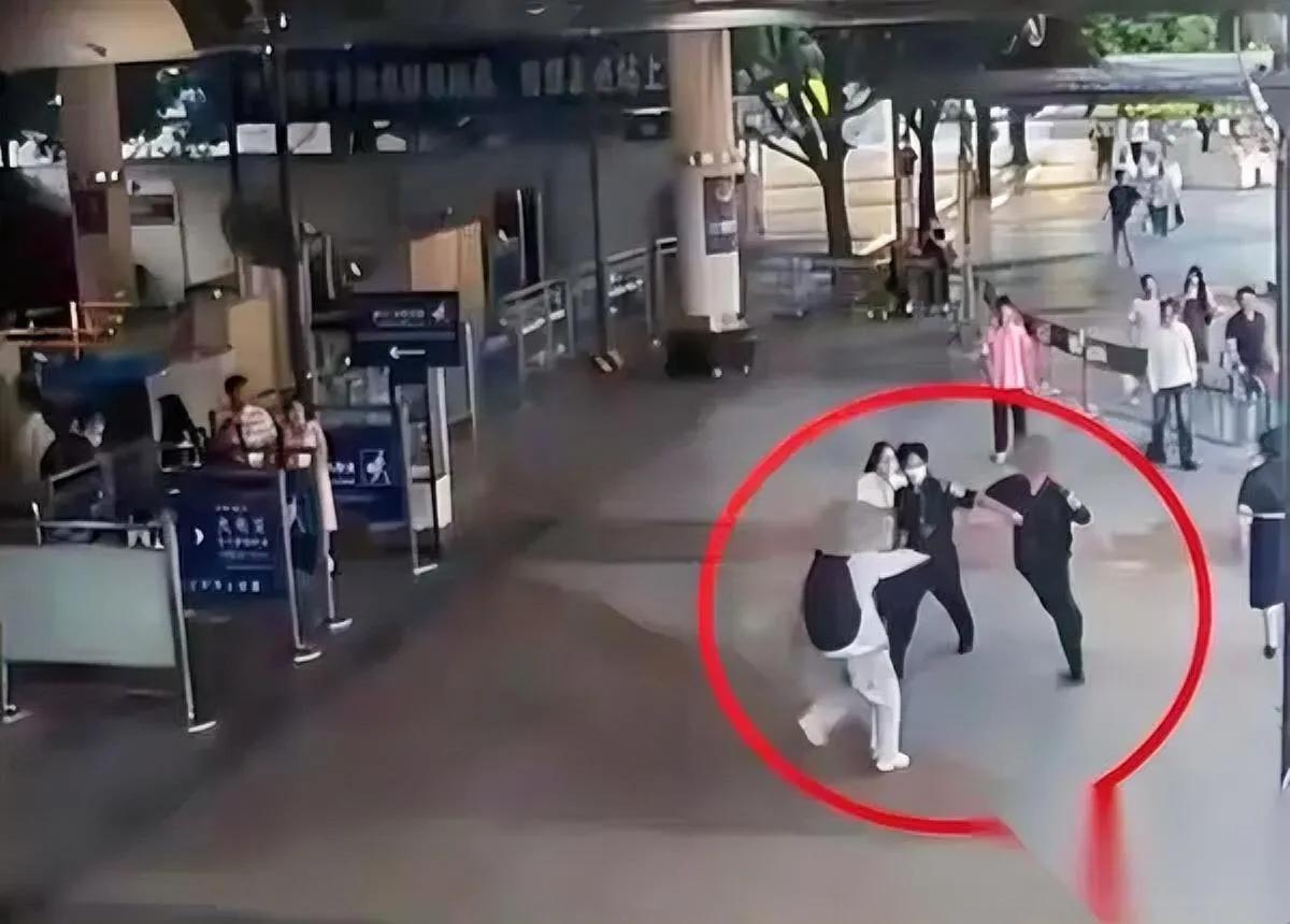 大学老师赶车被骂被打居然还要和打人者各拘5天？浙江这位大学老师赶飞机