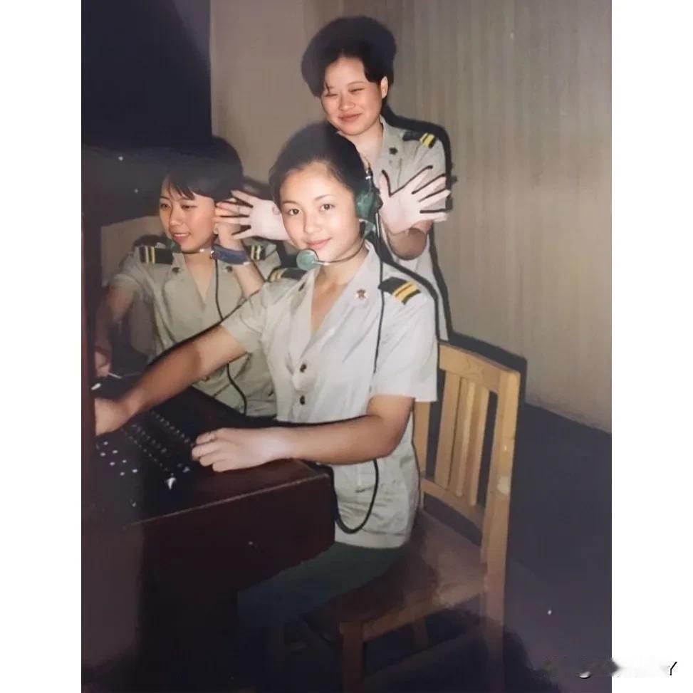 1994年，16岁的刘涛与两位女战友的合影留念照，这一年是刘涛当兵的第二年，19