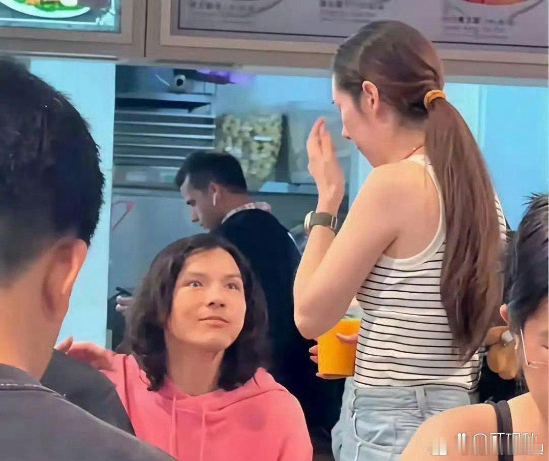 郭﻿‏碧婷跟‍向佐一家人在新加坡‌度假，向佐穿着‏‌一‏⁠身粉‎⁠‎，比郭碧婷还﻿‎嫩‌⁠‏，‏﻿全