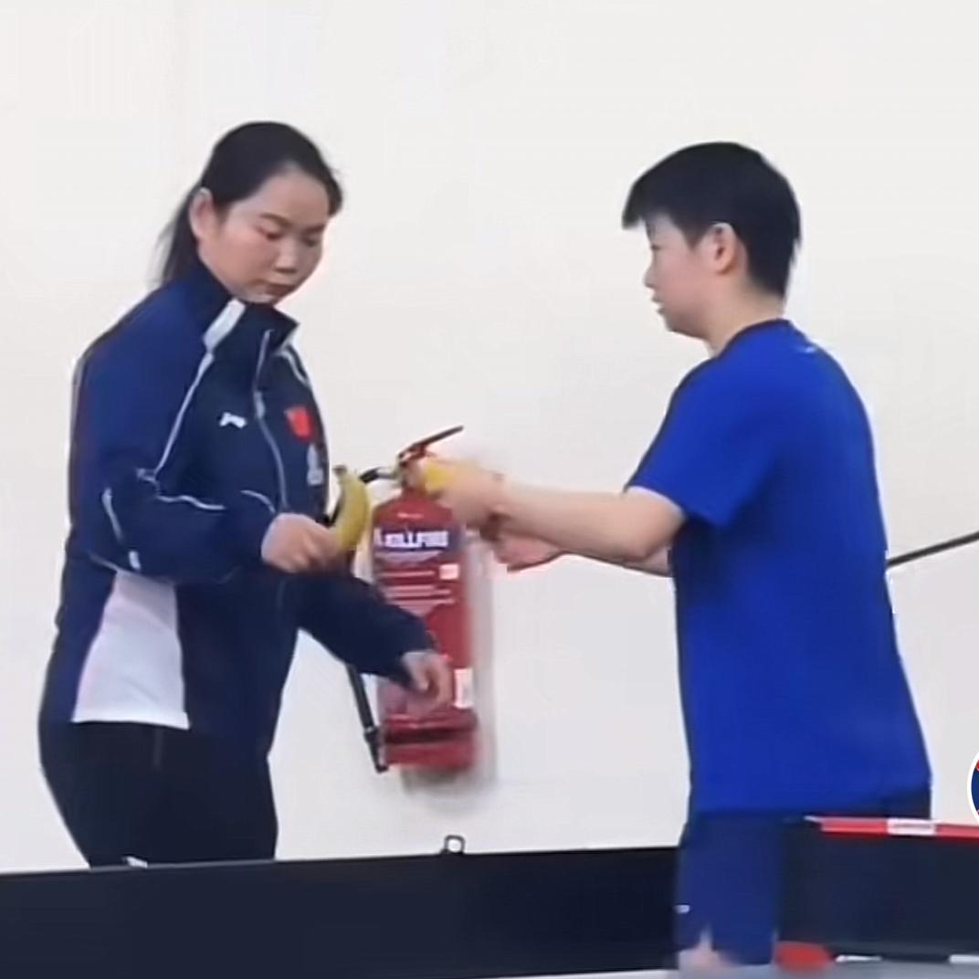 莎：佳佳姐，来吃根香蕉。我给你拿个大点的。佳佳：莎莎，你吃吧，训练那么累，该补