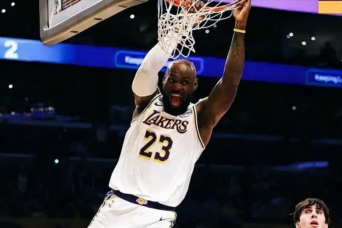 “东詹里”合体，大胜没落国王，轻松三节打卡下班。詹姆斯24分1板