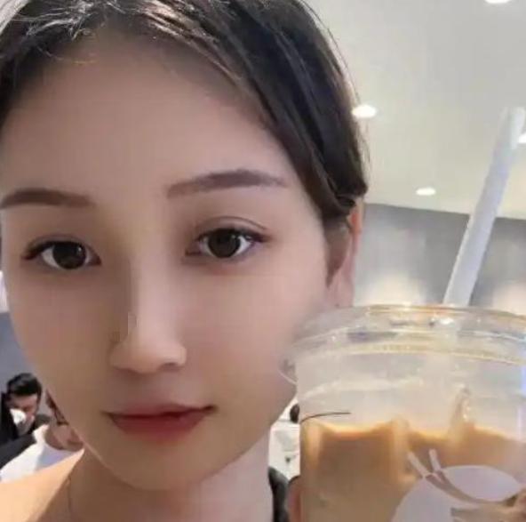 “你就该继续贫困！”一个拿4500元最高档助学金的贫困女大学生，因为每天一杯9.
