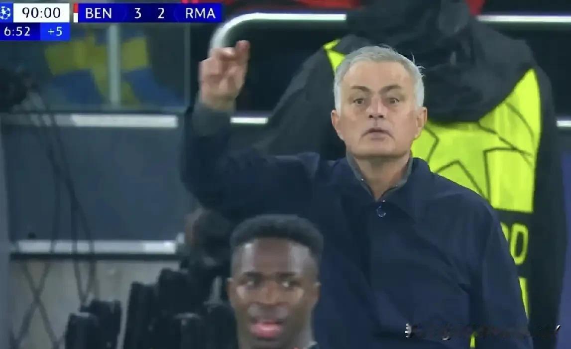 欧冠皇马痛失好局，无缘直接晋级。本菲卡好运赶上附加赛，又见穆里尼奥狂奔，久违了！