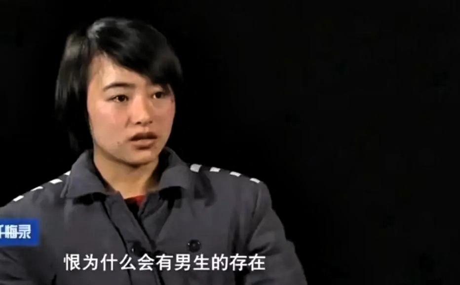 2011年11月6号深夜，贵州黔西县一个饭店宿舍，16岁的陈其艳抄起铁锤，砸死了