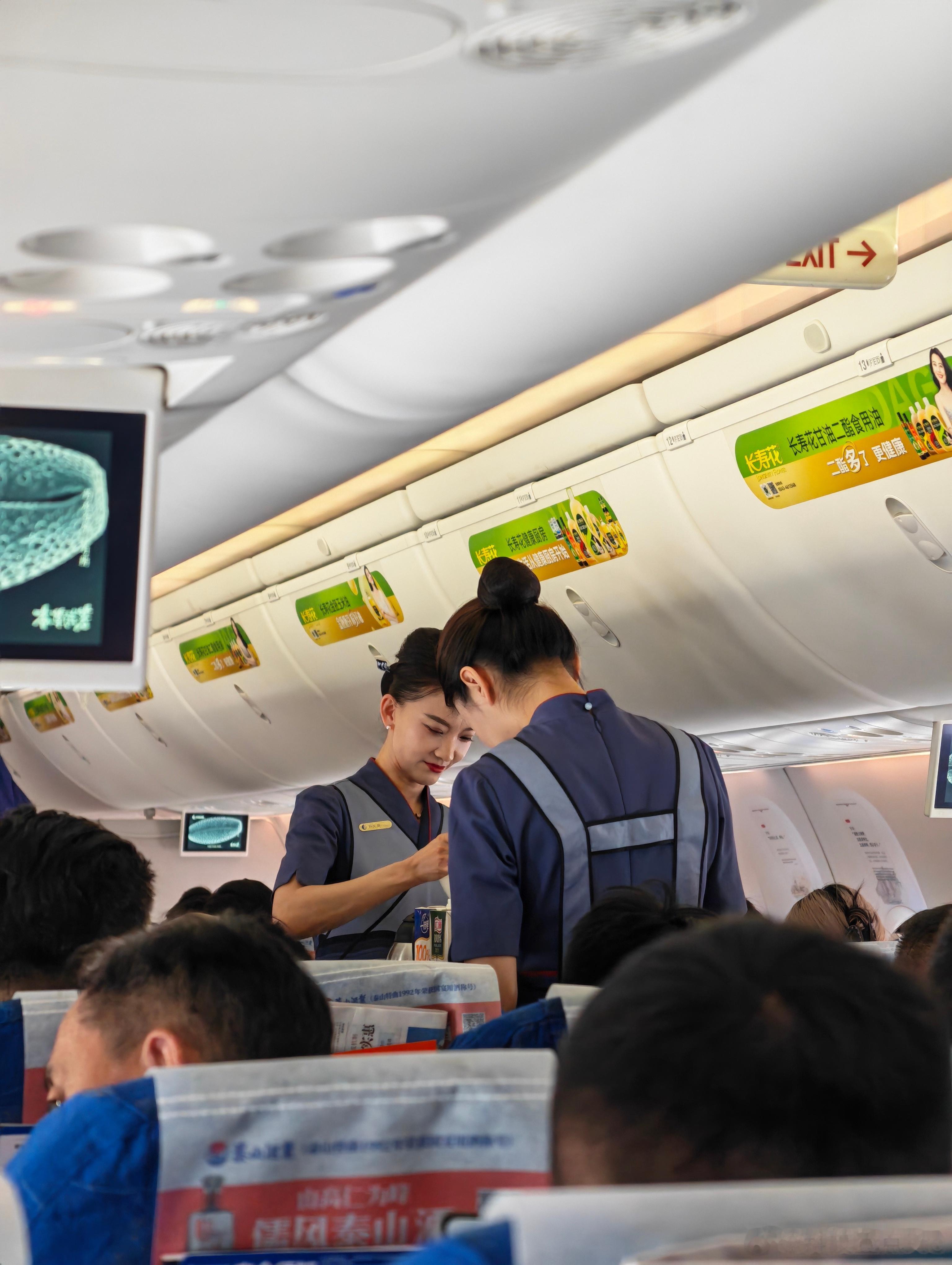 当飞机还在地面就开始发餐，我就知道这趟航班又延误到没边了，而且这还是胆大著称的山