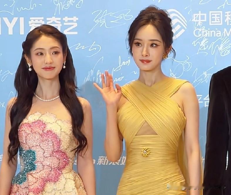 不得不承认，蓝盈莹自信的状态着实太圈粉了！每次亮相，她都神采焕发，笑容灿烂、仪