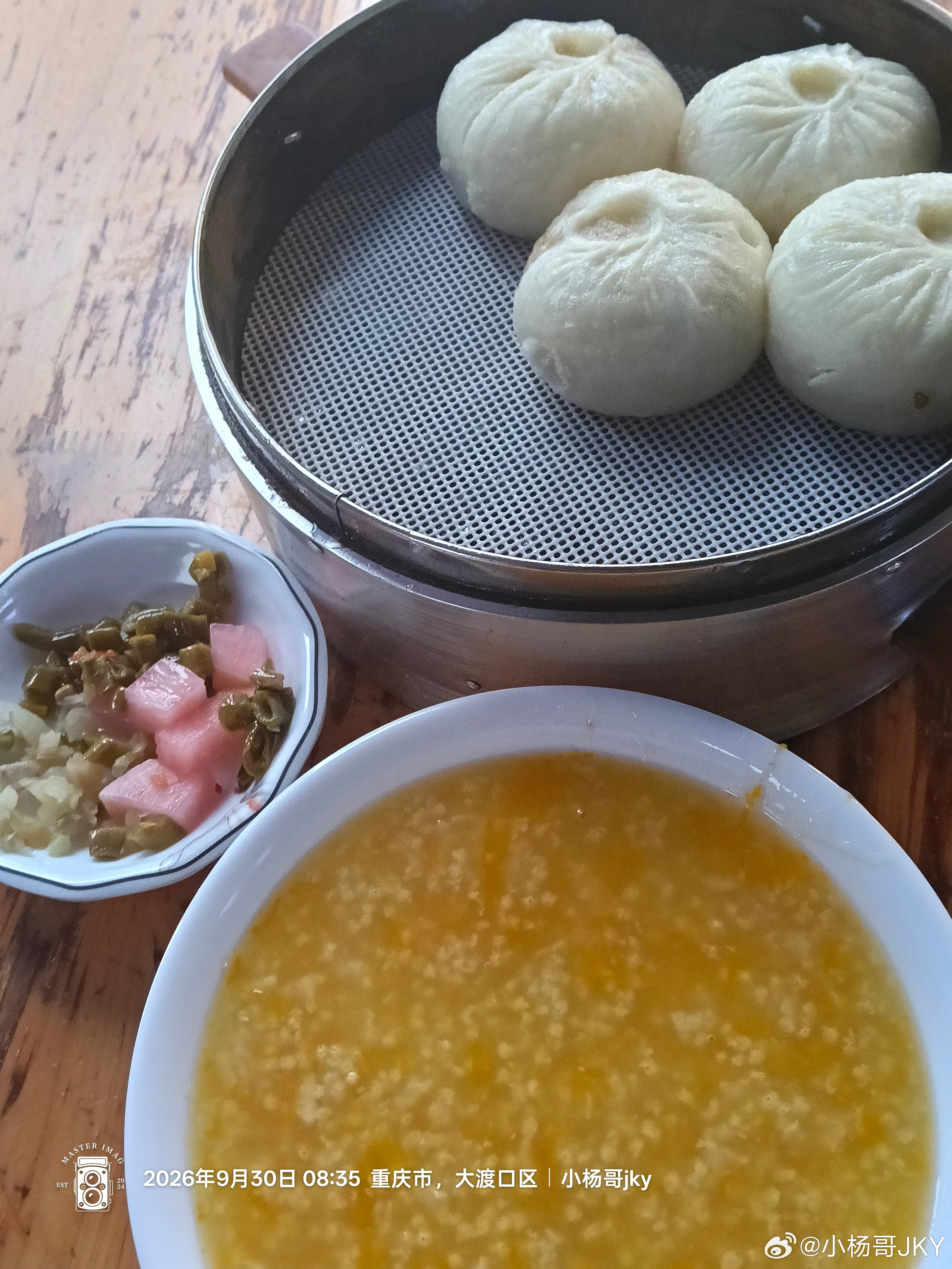 美食博主小杨哥不吃火锅，就吃烤匠。​​不对，串台到隔壁成都了。​​该是：不能吃小面，就吃小笼包。小笼