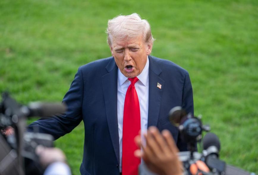 特朗普抢伊朗生意封锁海峡，喊话中方买美油，但中方有底气应对。很多人看特朗普封