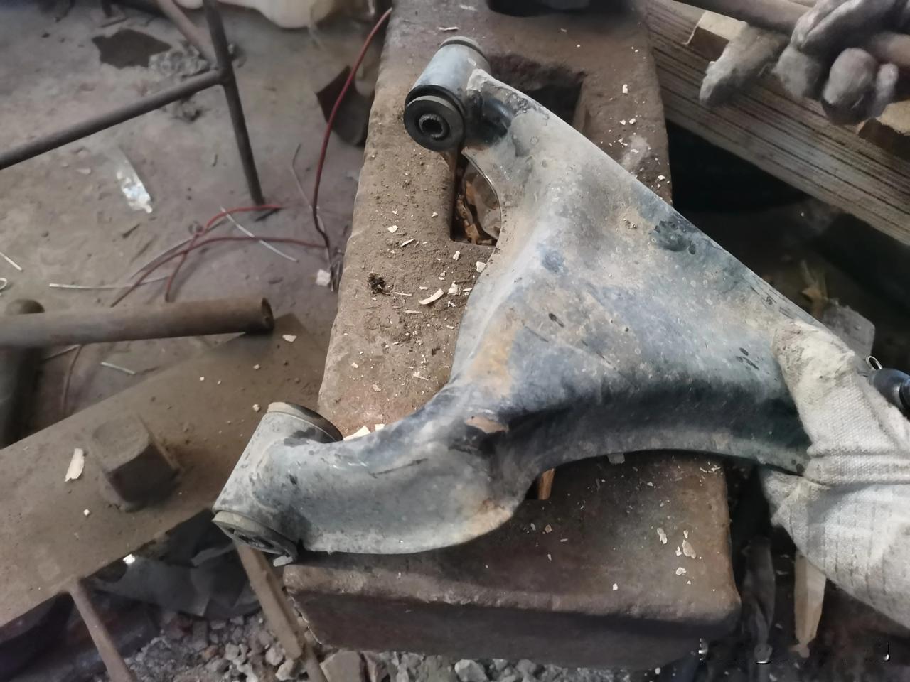 大阳巧客四轮车，右前轮撞面包车上了，下支臂直接撞成麻花，拆下来大小锤一通砸，基本