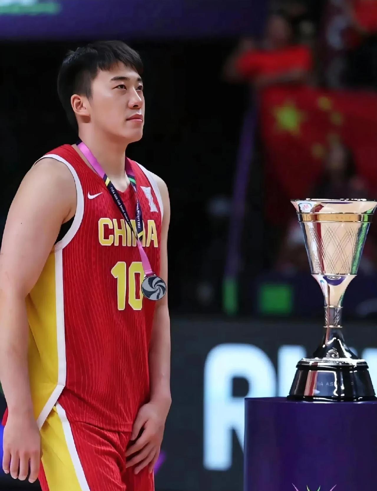 果然姜还是老的辣，郭士强只一眼就看出了，王俊杰是中国男篮在4号位上需要的那