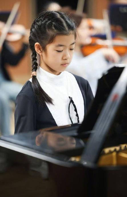2026年5月24日晚，章子怡低调现身北京音乐厅，观看10岁女儿醒醒的钢琴独奏演